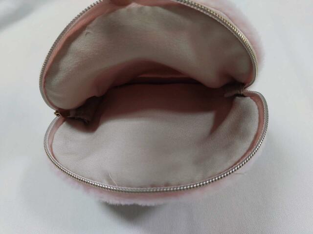 ポーチの中は、ベージュの生地