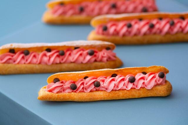 「スイカエクレア」＜平日 大人 7,200円＞【コンラッド大阪「クラフト・ユア・初夏パフェ」を期間限定開催】