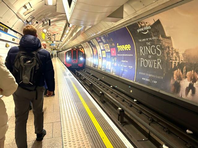 ロンドン市内の地下鉄。張り巡らされた路線が丸い管のようなので、チューブとも呼ばれている