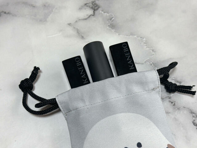 口紅2本とハイライトスティック1本が収納できました