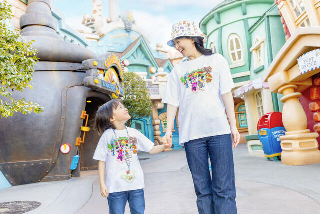 東京ディズニーランド開園43周年を記念したグッズ｜販売店舗：東京ディズニーランド「ギャグファクトリー／ファイブ・アンド・ダイム」｜発売日：2026年4月15日（水）