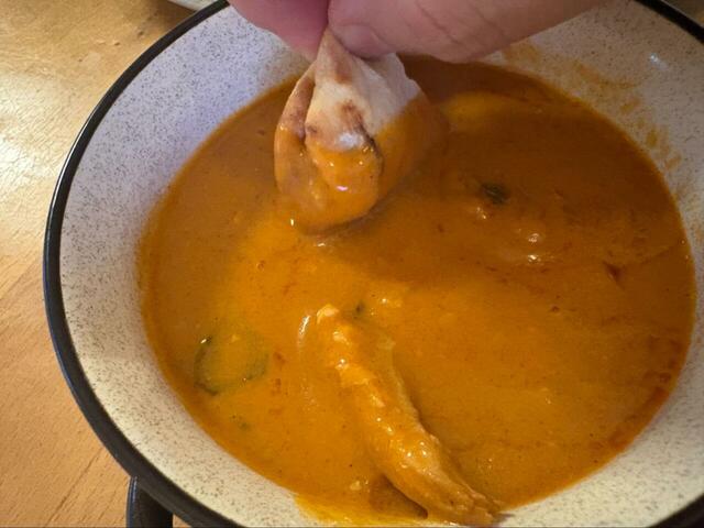 【コストコ AMARAインドバターチキンカリー】ナンをハニーバターチキンカレーにつけていただきました!鶏肉もしっかり一緒にいただきます♪