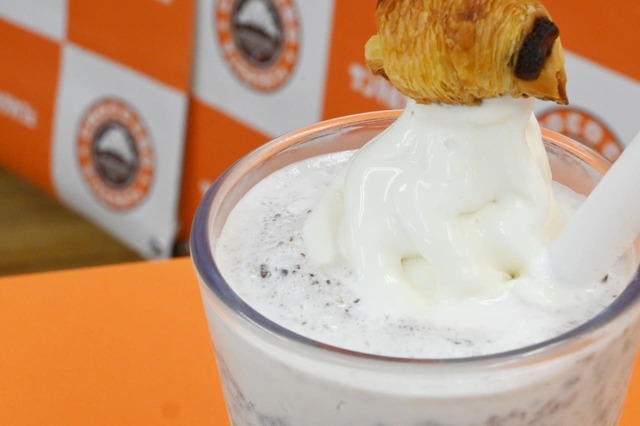 【サンマルクカフェ「飲むチョコクロ チョコクロスムージー」】北海道産生乳を100%使用した、コクがありながらも後味のすっきりとしたソフトクリーム