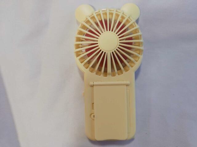 裏面のデザイン。スタンド部分は開閉可能