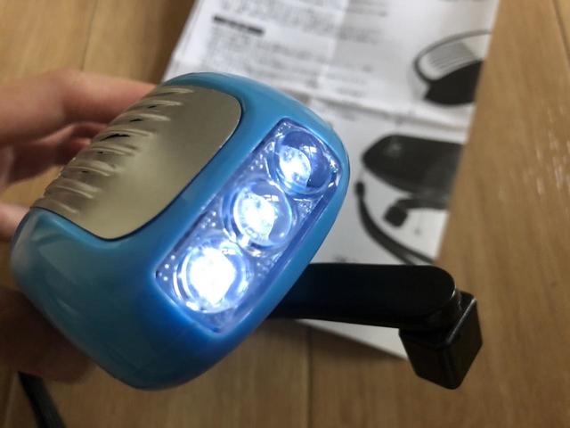 手巻き式スマートフォン充電器／LEDライト