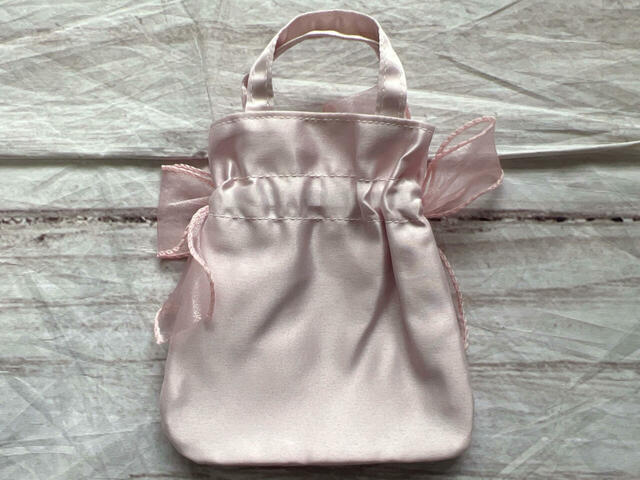 バックは装飾がないシンプルなデザイン