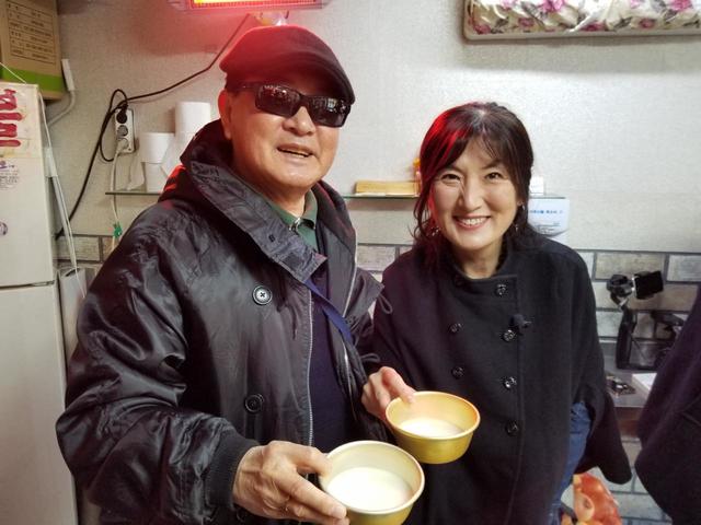 移転前の『トゥンスンネ』で常連客とマッコリを楽しむ筆者