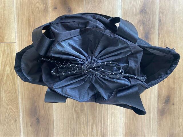 【niko and ... ドロストソフトトートバッグ】巾着のようにフォルムを変えると中身が見えにくくなり、お出かけの際も安心です