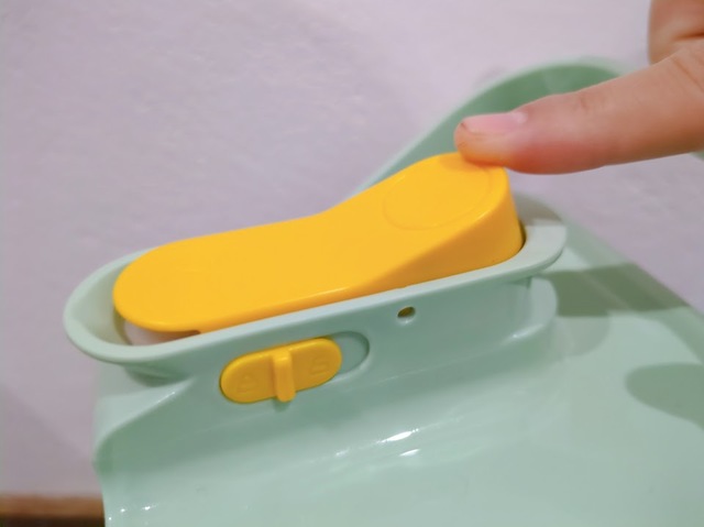 【KOKOBI 麦茶ポット】  ロックがついているので、うっかり蓋が開いてこぼれる心配もなし