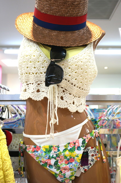 フリルのない水着でも、ニットキャミを着るだけでフリルと同じ効果が。これは買いです！