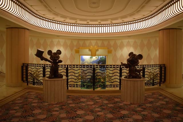 リニューアルに合わせて引っ越してきたミッキーとミニーの像