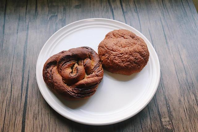 プレーンとチョコレートのBASE BREAD