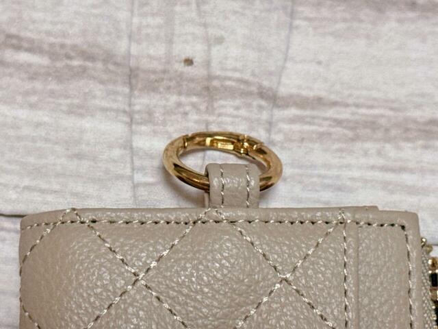 上部にサークルカラビナ付きでバッグやリュックに取り付け可能！