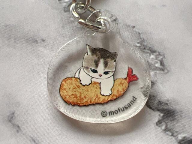 エビフライをふみふみする姿も愛らしいです♪