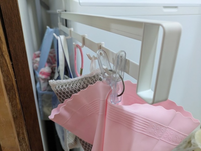 【山崎実業 tower マグネット冷蔵庫横隠せるスライドフック】洗濯機横の使用は自己責任ですが、しっかり貼りついて強度も問題なさそうでした