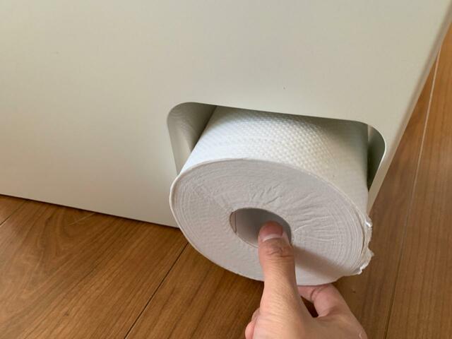 【山崎実業 トイレットペーパーストッカー ホワイト】下部の窓から1つずつ取り出せる