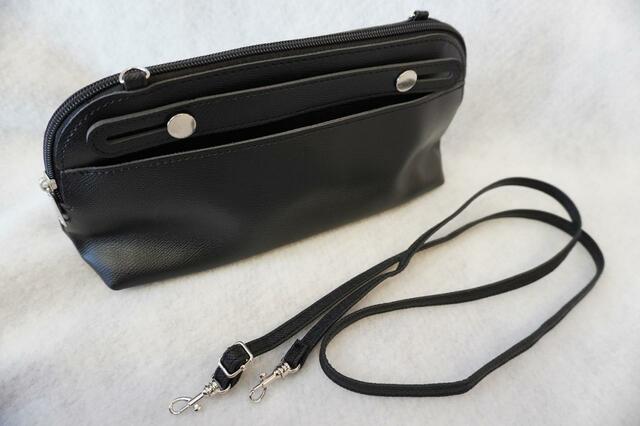 ショルダーストラップは最長で110cmまで伸びる