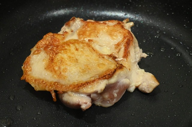 【おもちアレンジ・もちピザ】鶏肉を焼く