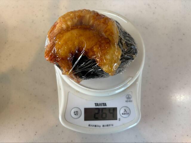 【ロピア 小林さんちのおにぎり】海老天むすのおにぎりをキッチンスケールで測定♪264gでした