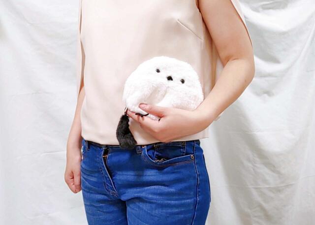 大人風トップス×ジーパンでクールに【ニトリデコホーム：シマエナガ（フラットポーチ）価格799円】