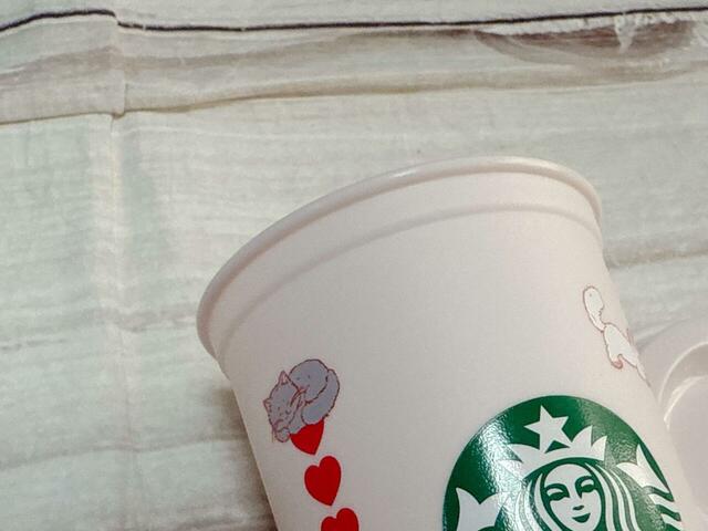 カラーは絶妙なピンクがかった淡いベージュ