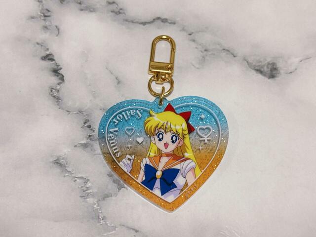 キラキラのシルバーラメが豪華なアクリルキーホルダー