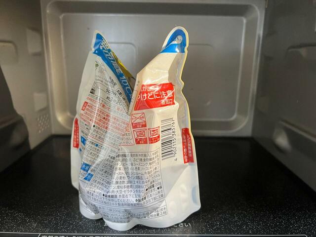 【セブン-イレブン 金のハンバーグ】温めるとシューという音とグツグツとソースの音がする