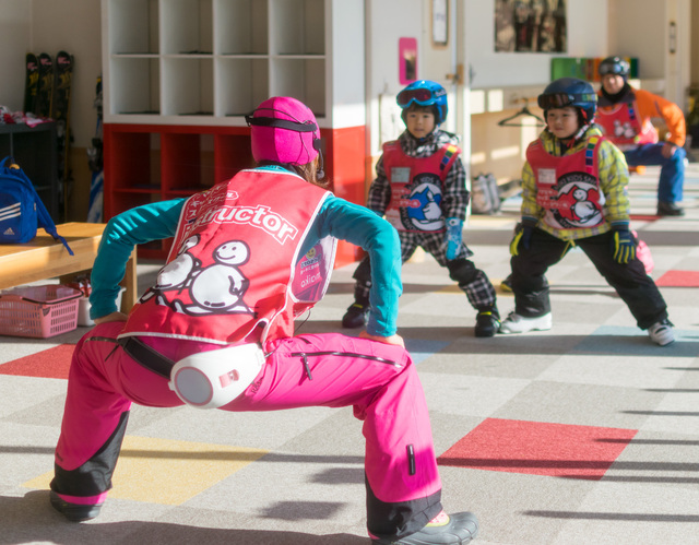 音楽を掛けて、楽しく準備運動｜ママミキーキッズスノースクール