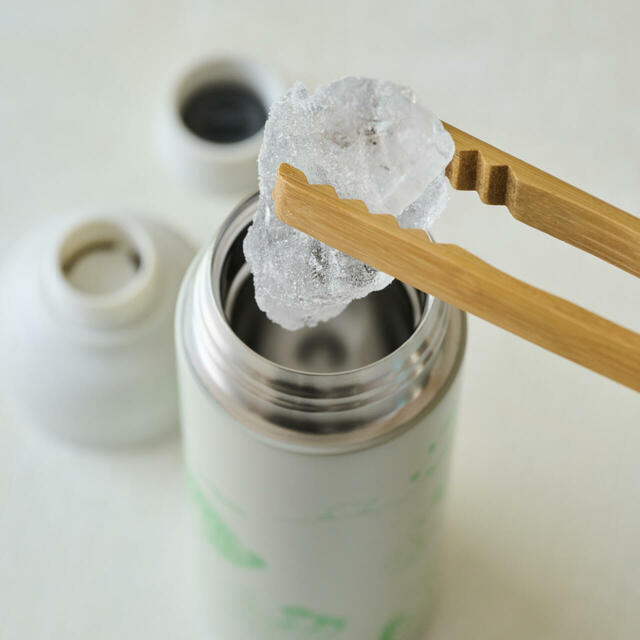 【Suicaのペンギン新作グッズ】スリムボトル(グレー×グリーン)/保冷保温機能付きで、バッグにもスッキリ収まります(税込3,550円)