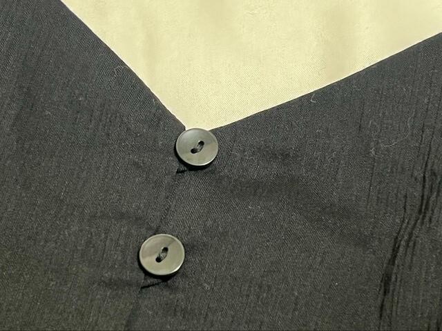 【ユニクロ クリンクルコットンキャミソールワンピース】胸元のボタンデザインもかわいい