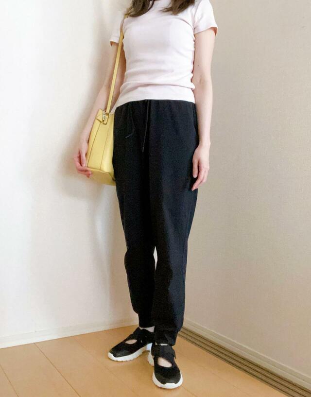 【GLOBAL WORK エアかるクッションベルトスニーカー】Tシャツとジョガーパンツに合わせてみると、ほどよく抜け感のあるコーデになります