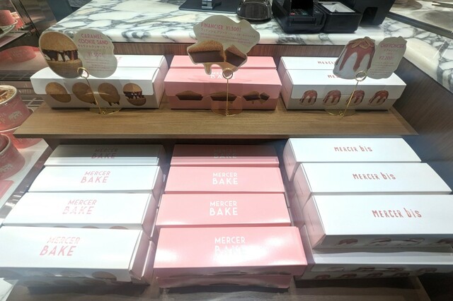 【イイトルミネ】左から「キャラメルクッキーサンド」6枚入¥1,500、「フィナンシェ アソート」プレーン3個・キャラメル2個¥1,500、「シフォンシェ」4個入¥2,200/MERCER BAKESHOP