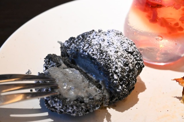 【Weekend Brunch Buffet】真っ黒シュークリーム、中は黒ゴマ