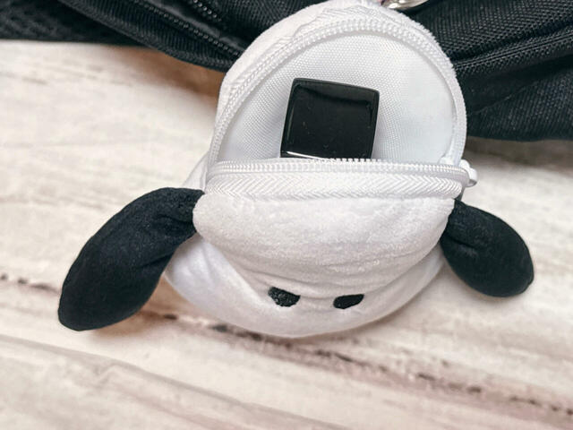 ポーチチャームには口紅が1本収納可能