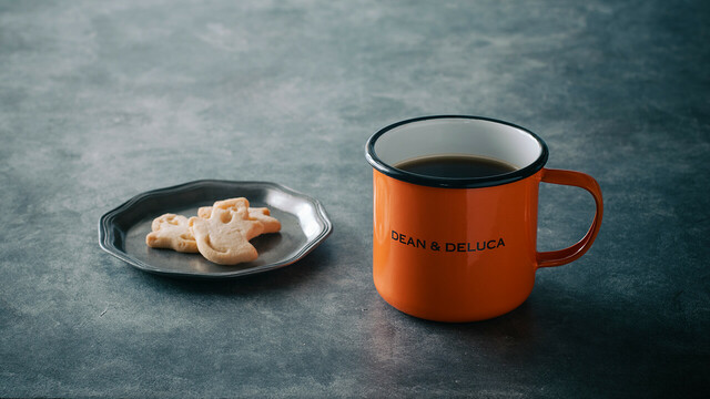 「【数量限定】ホーローマグ オレンジ」＜価格：¥2,090（税込）＞【【DEAN＆DELUCA】今年のハロウィンのお菓子は「黒猫」が主役♪ハロウィン限定カラーのホーローマグは数量限定！】