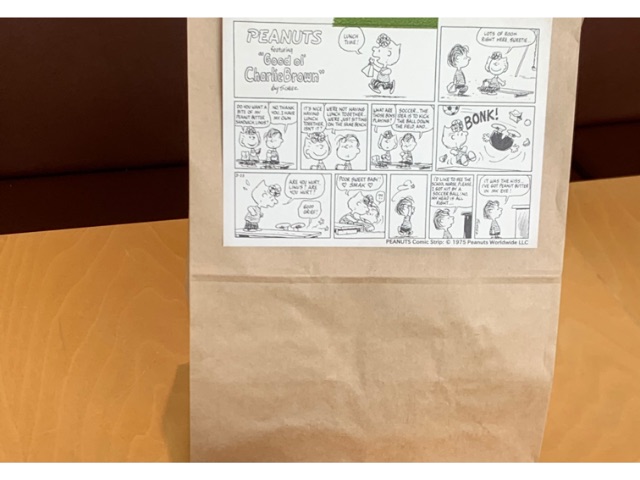 テイクアウトの袋はライナスのメニューカード付き