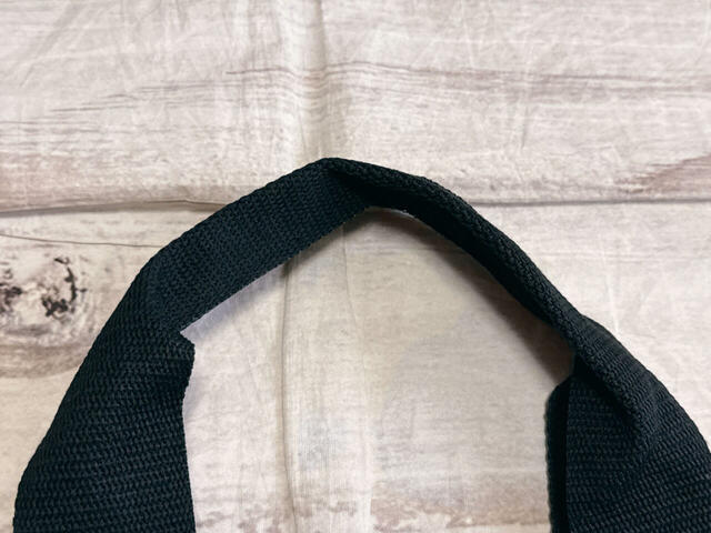 持ち手の中央は二つ折りで縫われており、持ちやすい工夫が凝らされています