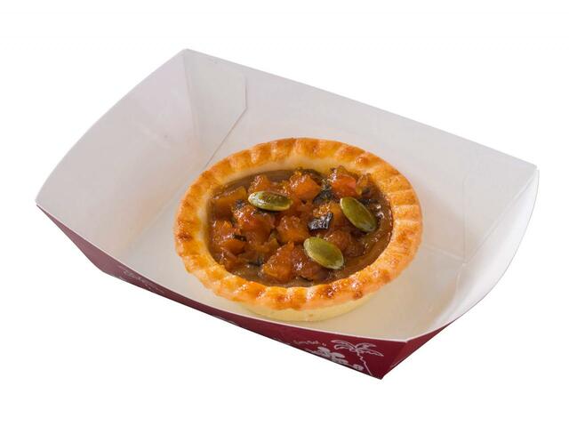 パンプキンタルト|550円|「ダッフィー&フレンズのオータム・ストーリーブック」スーベニア付きメニュー|販売店舗:東京ディズニーシー「ケープコッド・クックオフ」|発売日:2023年9月7日(木)