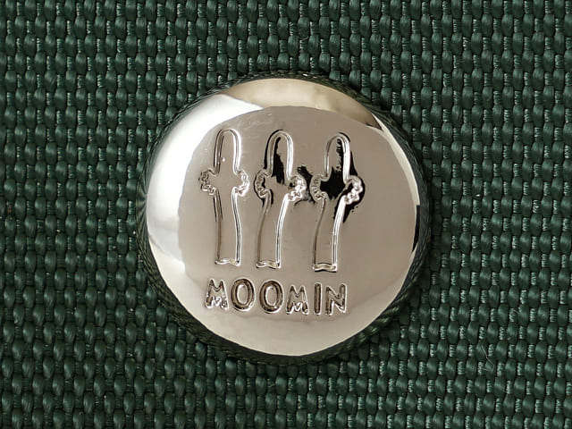 【ムーミン ショルダーバッグ】ボタンにも「ニョロニョロ」と「MOOMIN」のロゴが刻まれています。