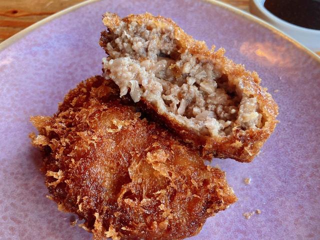 【ニショク】めちゃくちゃジューシーな「和牛100%メンチカツ」。プレーンとカレー味があり、今回はプレーンを頼んだ
