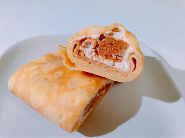 【ファミリーマート　ファミマ・ザ・クレープ　キャラメルナッツ】ナッツはザクザクしていて食べごたえあり