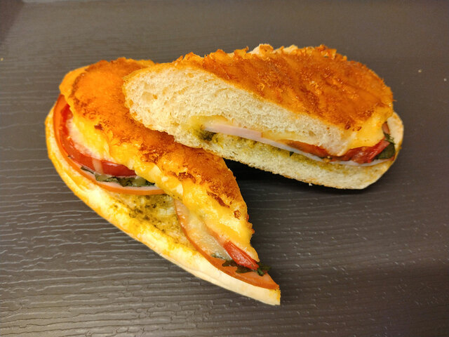くるんパン　ハムとトマトのパニーニ