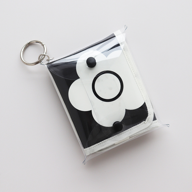 【マリークヮント春の新アイテム】折りたたみクッション／￥2,200　カラビナ付きケース入りでバッグに装着して持ち歩けます