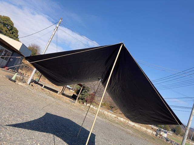 【ワークマン レジストスクエアタープ】重量は約3.7kg。カラーはブラックとアイボリーがあります