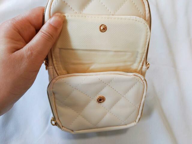 【クレイサス】スナップボタン式で開け閉めもラクラク【CLATHAS（クレイサス）のスマホポーチ アイボリー】宝島社：発売日5月31日、価格：3,168円（税込）スマホショルダーとミニ財布の機能を合わせた使いやすいデザイン