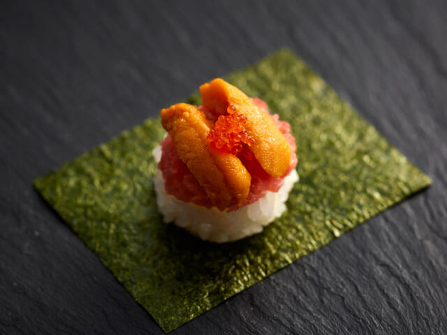 「うに海鮮手巻き」単品390円(税込429円)【ゆず庵「かに・ふぐ・うに・のどくろ 冬の贅沢祭り」】