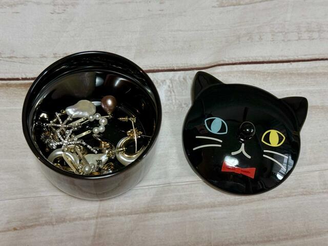 【カルディ くろねこ蓋つきポット】食べ終わった後は小物入れとして使えるのも魅力!アクセサリーの収納にもおすすめ♪