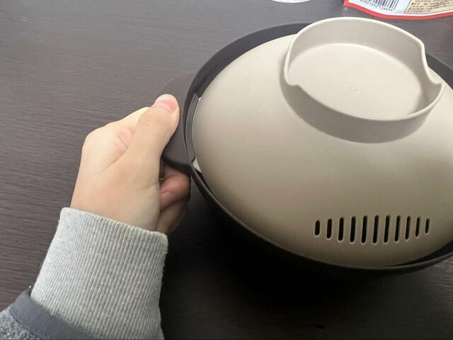 【MIクリエーションズ レンジ調理鍋】加熱後にもってもそこまで熱くなりません