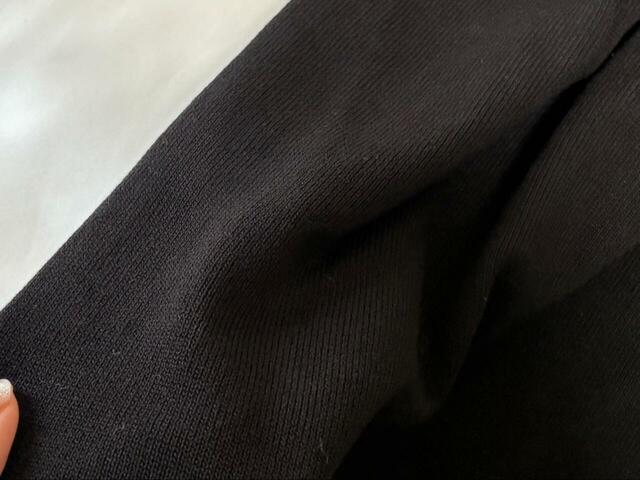 【coca（コカ） Vネックニットドレス】裏地はありませんが、透け感はなく下着のラインも響きません◎