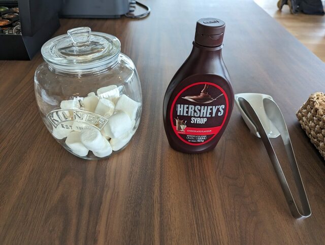 【GLAMPROOK FUTTSU BRISTOL HILL】ラウンジの暖炉で焼きマシュマロ体験も